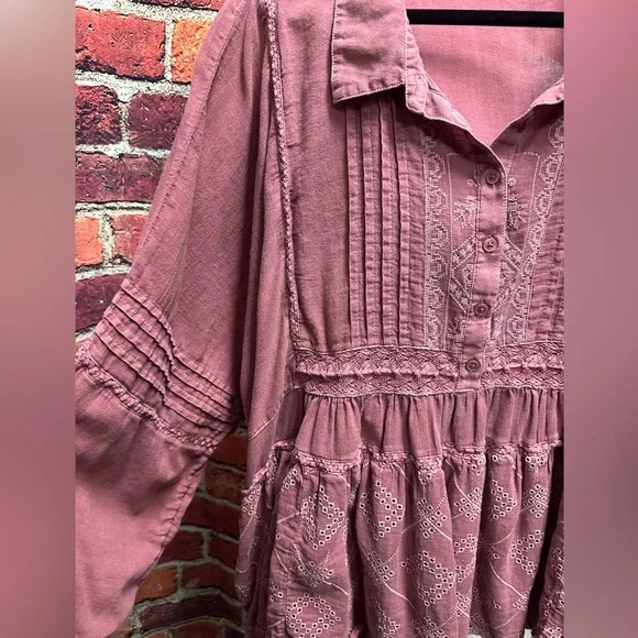 Lucky Brand top XL GUC
Embroidered Long Sleeve Button Down top
Renaissance Rose - Picture 3 of 4